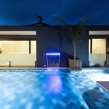 Tatil parkı Hugs Village Heated Pool