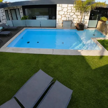 Hugs Village Heated Pool 비아나도카스텔로